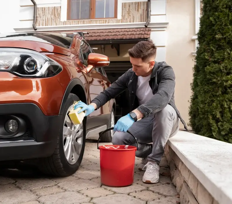 Lavage auto à domicile Saint-Rémy-de-Provence : professionnel intervenant sur un véhicule